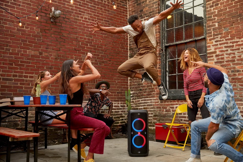 JBL-Party-Box-200_Lifestyle-Confetti 4.jpg