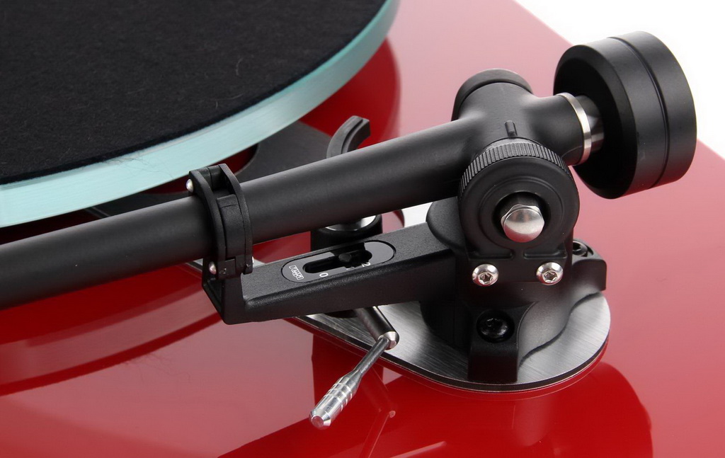 Rega Planar 2 RED 3.jpg