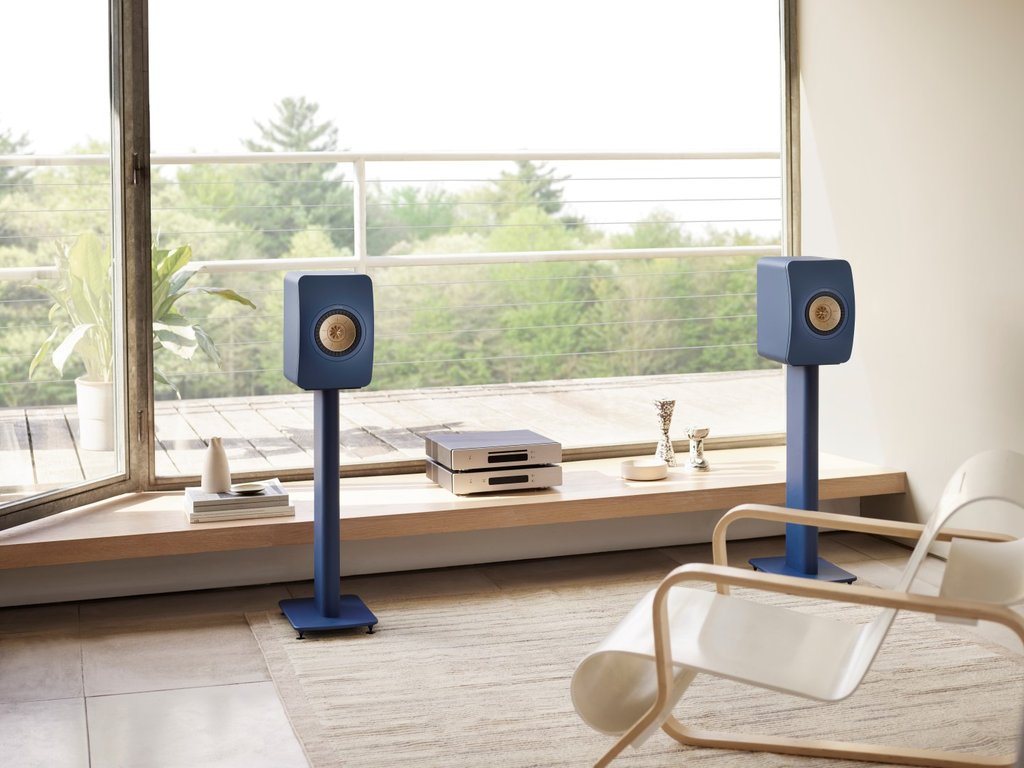 KEF_Lifestyle_LS50Meta_RoyalBlueSpecialEdition_withS2FloorStand_Livingroom_Large_73294c3d-ff66-4116-ac12-e73acdeff610_1024x1024.jpg