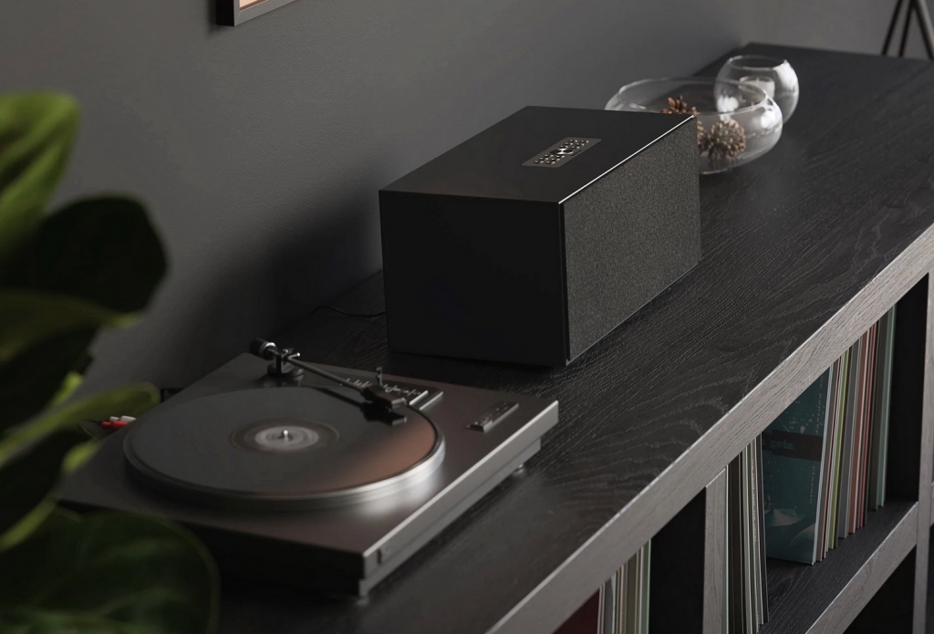 wireless-multiroom-speaker-C20-black-lifestyle01-airplay2-google-cast-chromecast-AudioProвав.jpg