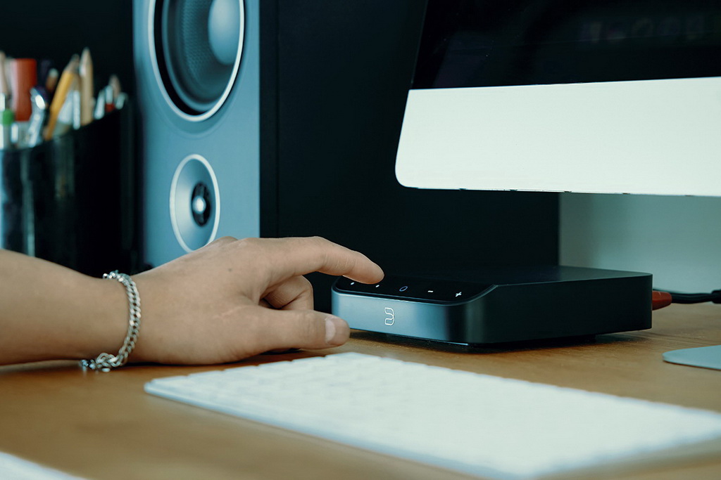 Bluesound-NODE-NANO-Lifestyle_AM5_COMPUTER_CLOSEUP_H.jpg