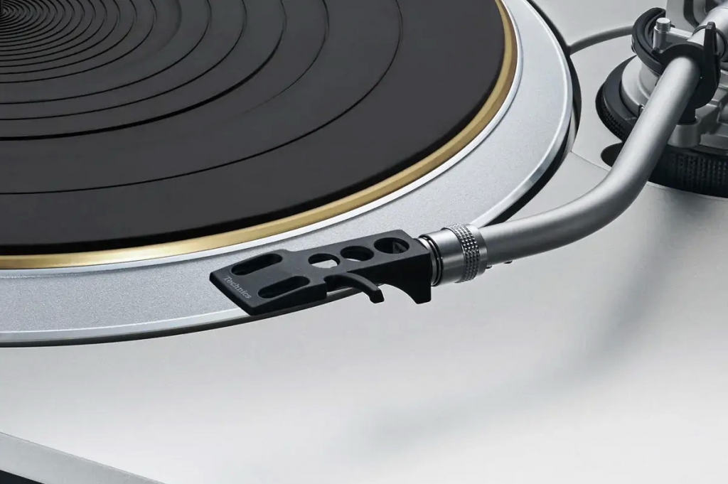 technics-sl-1300g-s-direct-drive-turnable-in-silver-new-release-turntable-552.jpg