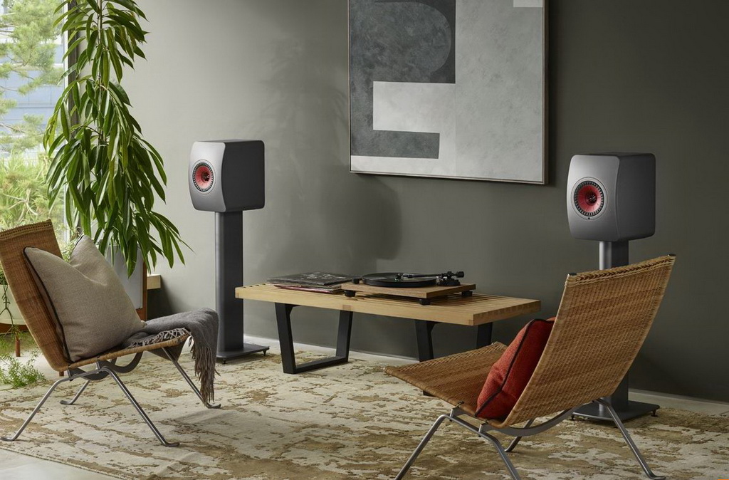 kef_lifestyle_ls50wirelessii_titaniumgrey_livingroom_casualseating_r1__large_full.jpg