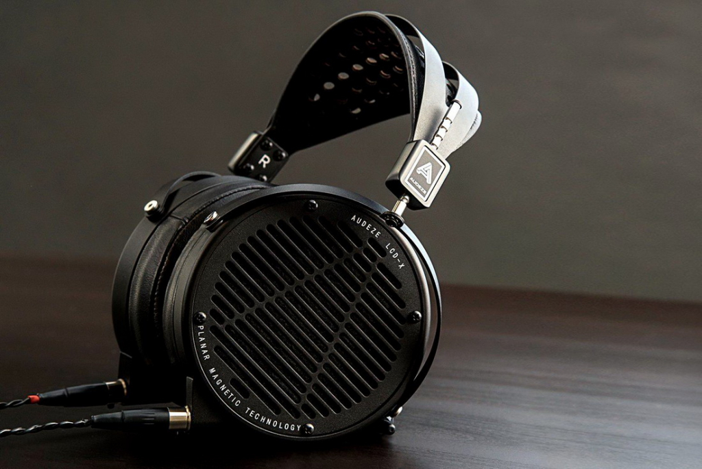 Audeze_LCD-X_ImageOnDark-1_2000x.jpg