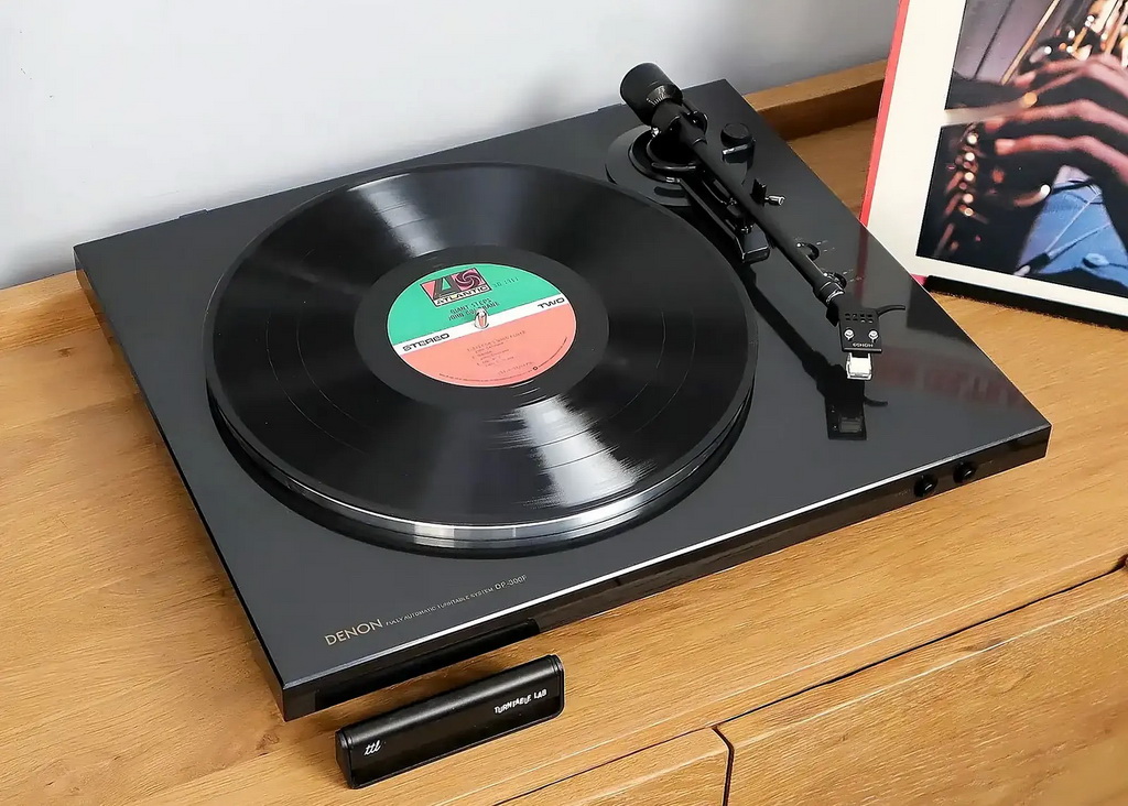 denon-dp-300f-vinilovyj-proigryvatel-obzor-xxl.jpg