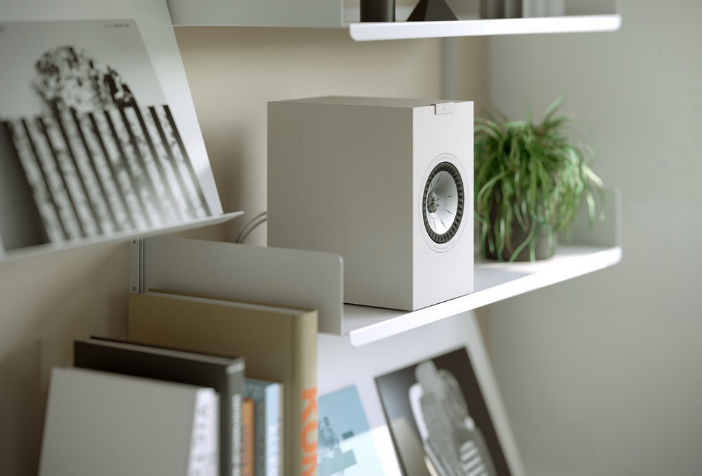 KEF_Q1_Meta_lifestyle_image_closeup.jpg