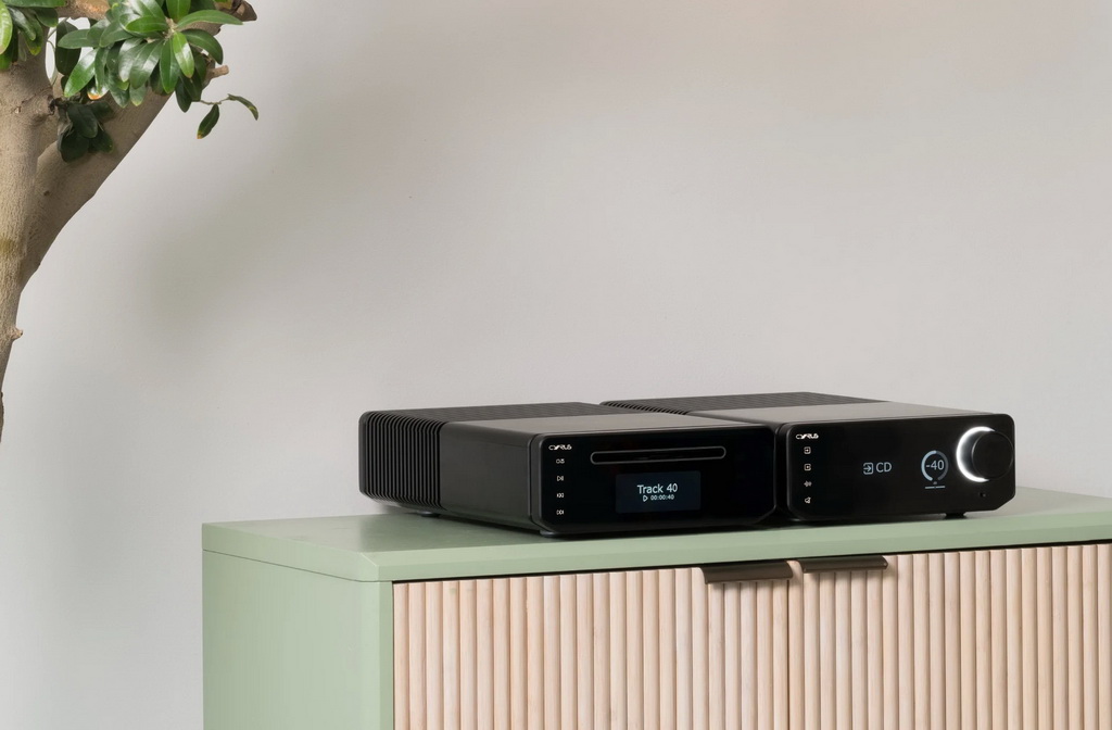 Cyrus_40_CD_lifestyle_with_amp.jpg