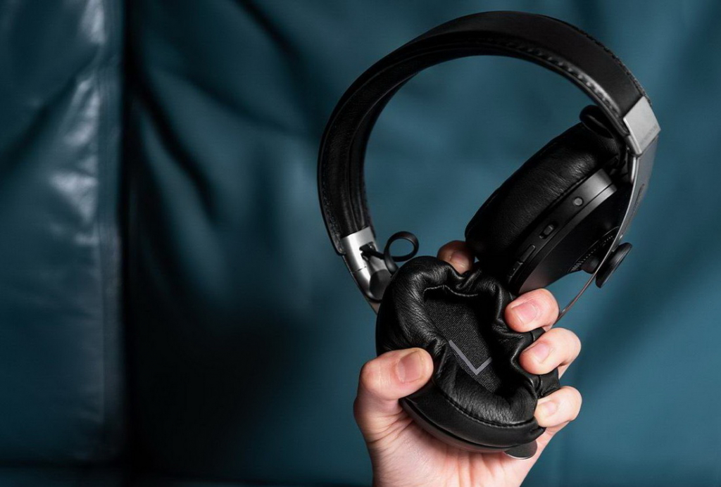 Sennheiser-Momentum-Wireless-3-4_headhones-ear-pads-hand.jpg