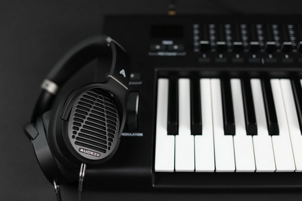 audeze-lcd-1-headphones-3.jpg