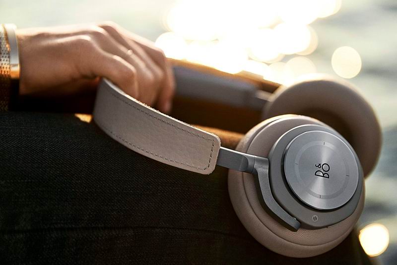 Bang & Olufsen BeoPlay H9 3.jpg