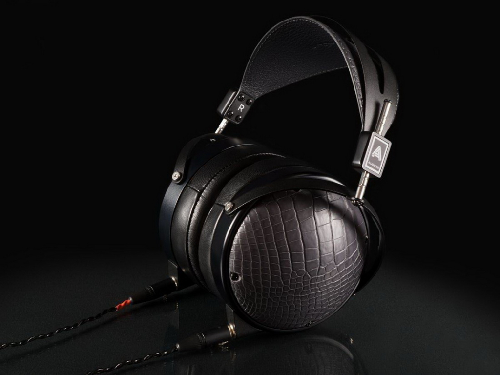 Audeze-LCD-XC-Alligator-Skin-Black-First-3.jpg