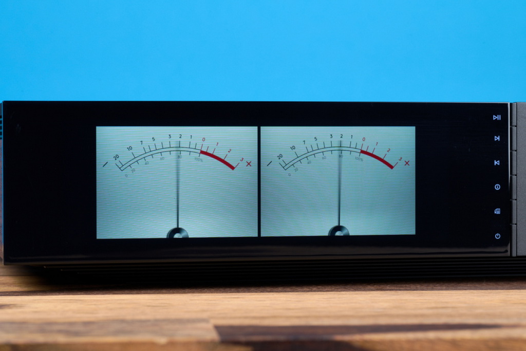 cambridge-audio-evo-300-display-vu-1-1080x720.jpg