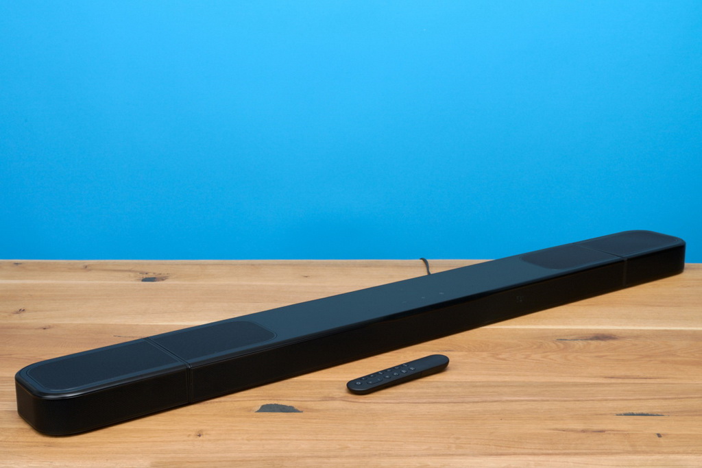 jbl-bar-1000mk2-soundbar-rears-fernbedienung-zusammen-1080x720.jpg