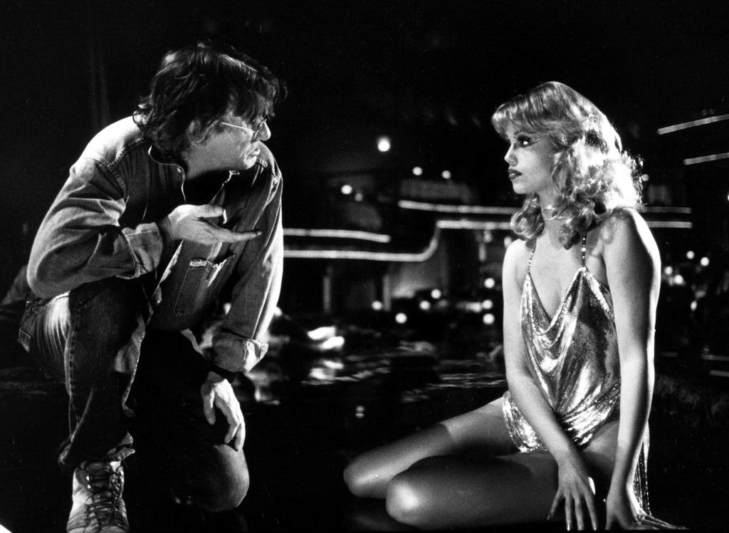 27_paul-verhoeven-directing-elizabeth-berkley-on-the-set-showgirls.jpg