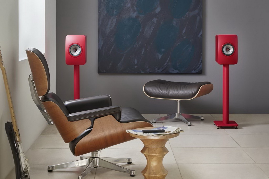 kef_lifestyle_ls50wirelessii_crimsonred_withs2floorstand_musicroom_r1__large_full.jpg