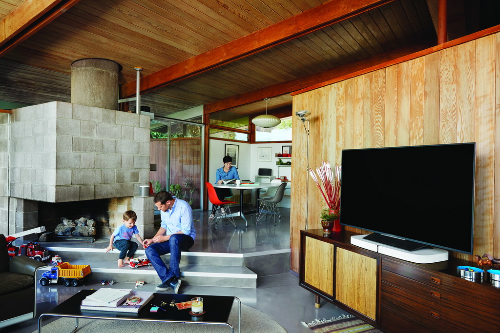 Sonos PlayBase lifestyle wh 4.jpg