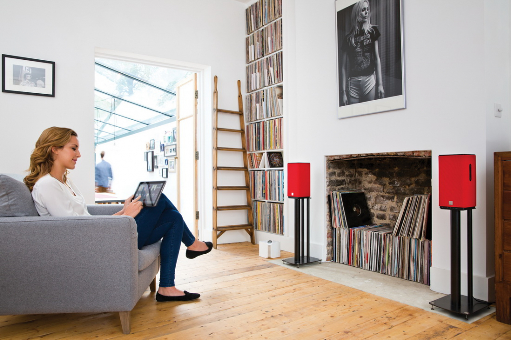 KUBIK-FREE-red-LPs-living-room.jpg