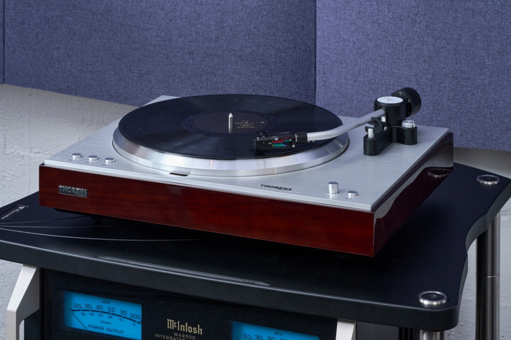 thorens-td-404-dd-3-seiten-rechts-mit-vinyl-1080x720.jpg