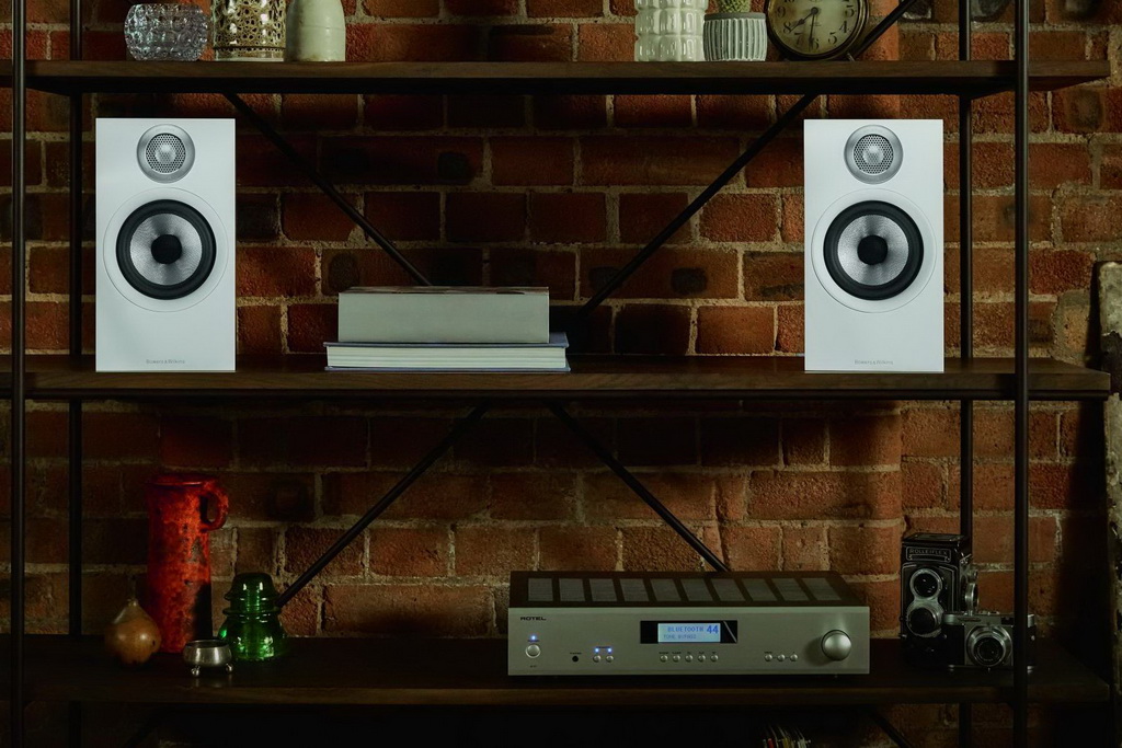 Bowers-Wilkins-607-S2-Anniversary-Edition-Matte-White-Shelf-with-Rotel-A11-Front-scaled.jpg
